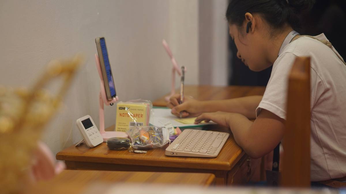 Student taking mock tests for gre verbal reasoning under timed conditions